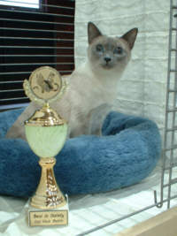 Loona mit Ihrem Pokal